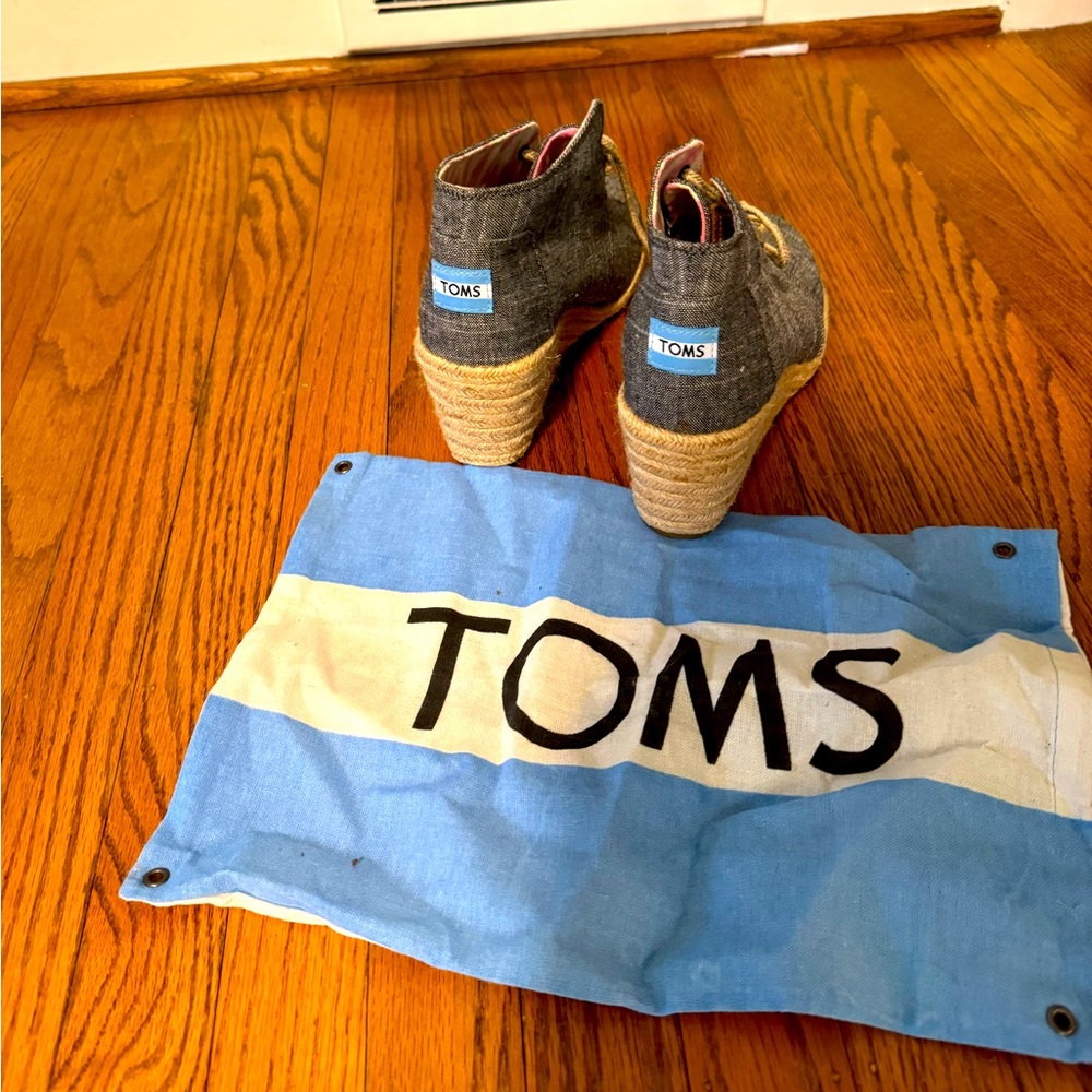 Toms women’s lace up wedges. Size 8.5. Comes with duster bag